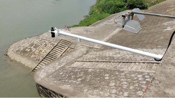 在测量河道时，河流流速仪应该放在哪个位置测量？